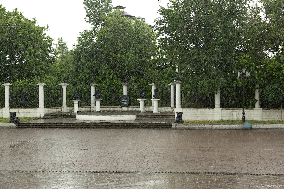 Площадь Металлургов. Дождь