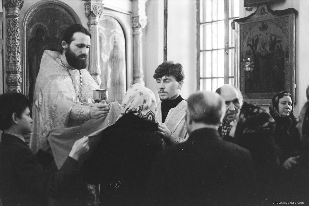 Первый пасхальный молебен на территории Христо-Рождественской церкви 1989 г. Выкса